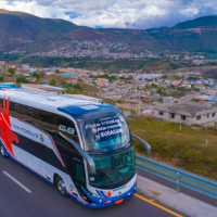 Autobús de Flota Imbabura estacionado, mostrando su diseño moderno y preparado para el servicio de transporte de pasajeros.